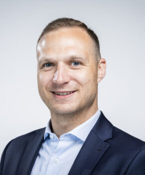 - AR-Mitglied seit 2025 - seit 2015 selbstständiger Kaufmann in Waltershausen und Gräfenroda