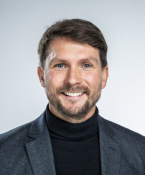 - AR-Mitglied von 2018 bis 2025 - 2025 Wahl in den Vorstand - seit 2011 selbständiger Kaufmann in Uslar, Adelebsen, Göttingen und Staufenberg-Uschlag​ - Aufsichtsratsmitglied in der REWE-Zentralfinanz eG